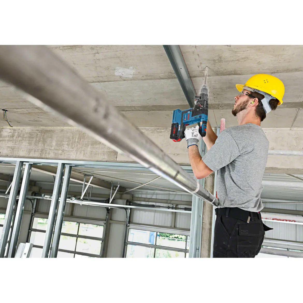 Bosch Professional Akku- Bohrhammer GBH 18V- 26 Solo inkl. L-Boxx 136 und Zusatzhandgriff
